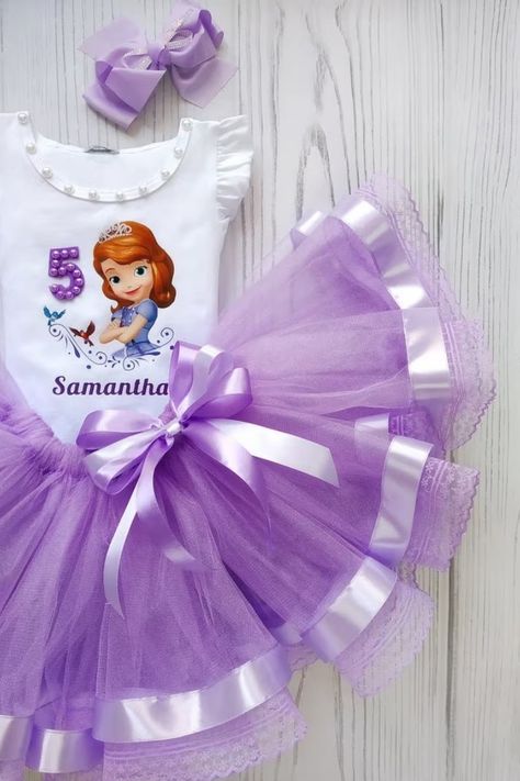 Your Princess will love this fabulous Sofia The First tutu outfit and you will give her a wonderful holiday! Bodysuit or T-shirt has a elegant princess Sofia print with any number of age. Every girl's the greatest wish is to look amazing! An adorable personalized outfit with a favorite character is always a good idea! Whenever it is a thematic party, birthday or even pleasure trip with family- be sure you sweetheart will always look awesome! Princess Birthday Dress, Frozen Tutu Dress, Sofia Party, 5th Birthday Cake, Minnie Mouse Costume, Toddler Parties, Birthday Tutu Outfit, Girl Tutu, Party Kleidung