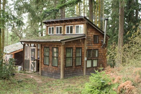 Wooden Cabin, Tiny Cabins, Cottage Cabin, Little Cabin, Architecture Inspiration, Tiny Cabin, Tiny House Cabin, Small Cabin, Cabin In The Woods