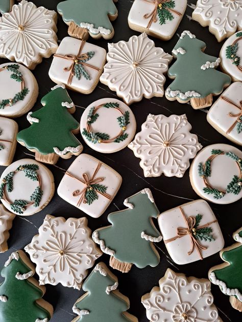 White Christmas Tree Cookies, Christmas Tree Cookies Royal Icing, Bsf Christmas, Royal Icing Colors, Little Cookie Co, Christmas Tree Sugar Cookies, Royal Icing Cookie Decorating, Christmas Cookie Designs, Baking Sugar Cookies