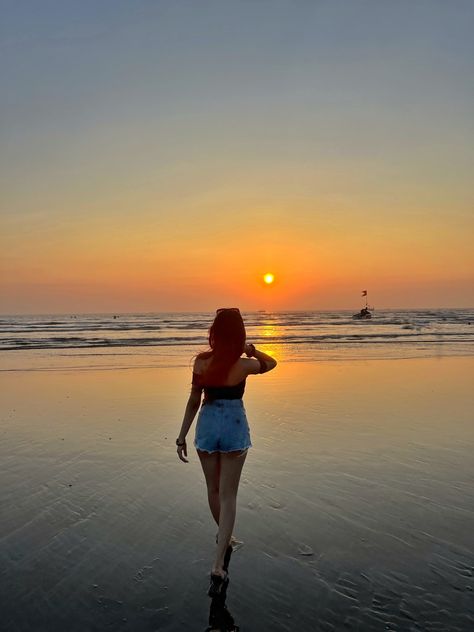 Beach Poses Standing Up, Simple Beach Poses, Standing Beach Poses, Shy Beach Poses, Beach Pictures Poses Instagram Standing, Photography Beach Poses, Beach Poses Aesthetic, Solo Selfie, Aesthetic Shots