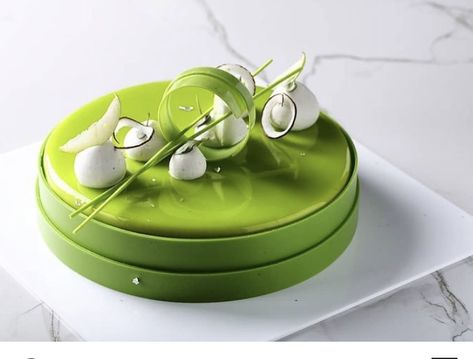 Pistachio Entremet, Dessert Plate Decoration, Entremet Recipe, Antonio Bachour, Mirror Glaze Cake Recipes, Food Presentation Plates, Patisserie Design, Creative Dessert Recipes, Brunch Cake