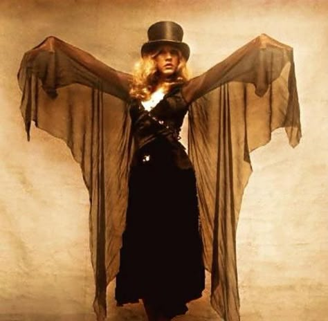 . Stevie Nicks Top Hat Outfit, Steve Nicks Inspired Outfits, Stevie Nicks Witch, Stevie Nicks Costume, Welsh Witch, Stevie Nicks Style, Stephanie Lynn, Lindsey Buckingham, Stevie Nicks Fleetwood Mac