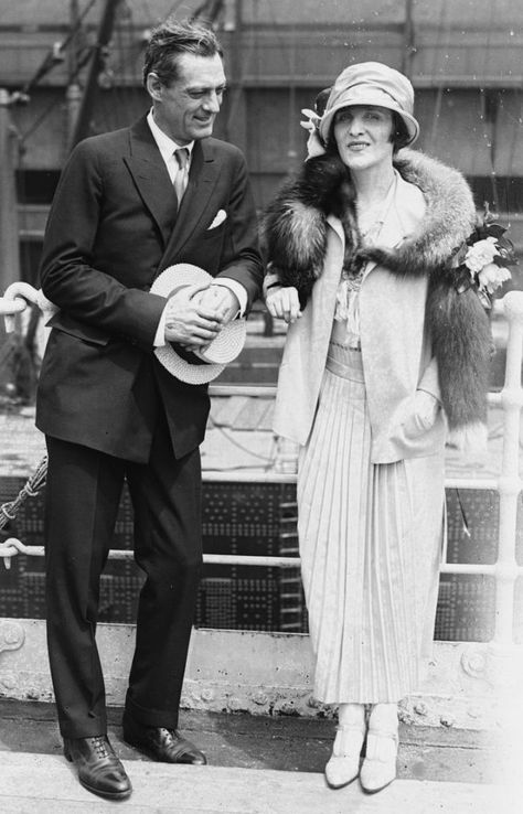 NYC fashion for men and women in the 1920s 1920s Mens Hats, 1920s New York, Barrymore Family, 1920 Style, Fashion 1920s, 1920s Mens Fashion, 1920s Men, Fall Fashion Skirts, 1920 Fashion