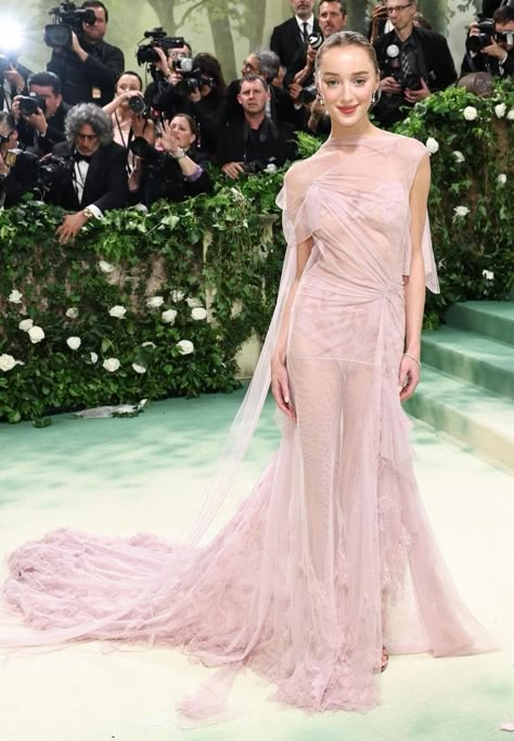 Sister Of The Bride Dress, Italian Summer Wedding, Pink Tulle Gown, Resident Evil Movie, Phoebe Dynevor, Gala Looks, Met Gala Red Carpet, Sheer Gown, Best Red Carpet Looks