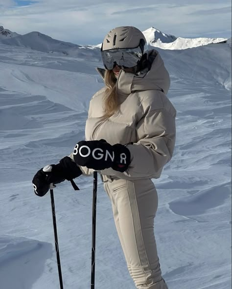 Goldberg Ski Outfit, Luxury Ski Outfit, Ski Aesthetic Outfits, Snowboard Outfit Women, Ski Photoshoot, Skier Girl, Winter Inspo Outfits, Womens Ski Outfits, Ski Fits