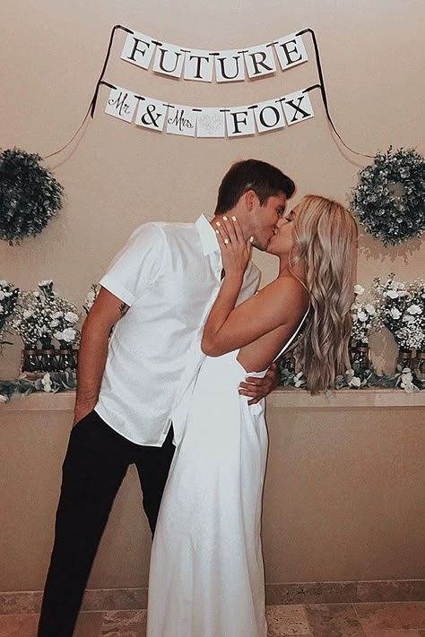 Small Engagement Party, Engagement Party Bbq, Engagement Party Photo Ideas, Couples Engagement Party, Engagement Party Decorations Diy, Backyard Engagement Parties, Engagement Party Diy, Engagement Party Themes, Engagement Party Outfit