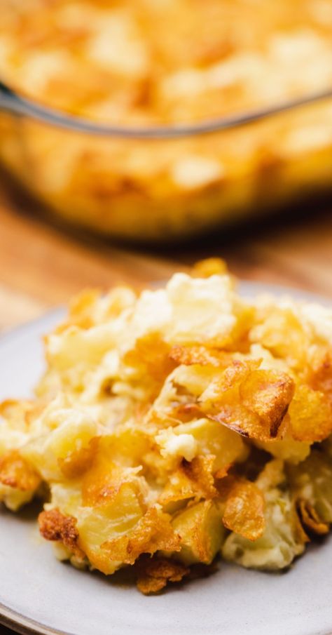 Easy, cheesy, & delicious! Funeral Potatoes are known by many a name… Cheesy and Heavenly Potatoes or even Hashbrown Casserole. Regardless of what you call it, this simple casserole is full of fresh potatoes, cheese, sour cream, cream of chicken soup and topped with crispy corn flakes. Rich and creamy these potatoes are the perfect side dish and comfort food! #DinnerRecipes #QuickDinner #Potato #CheesyPotato #SideDish #ComfortFood #FamilyDinner #Casserole #PotatoSide #Dinner Delicious Potatoes, Party Potatoes, Creamy Potatoes, Crispy Corn, Fresh Potato, Potatoe Casserole Recipes, Hash Brown Casserole, Potato Recipe, Creamy Potato