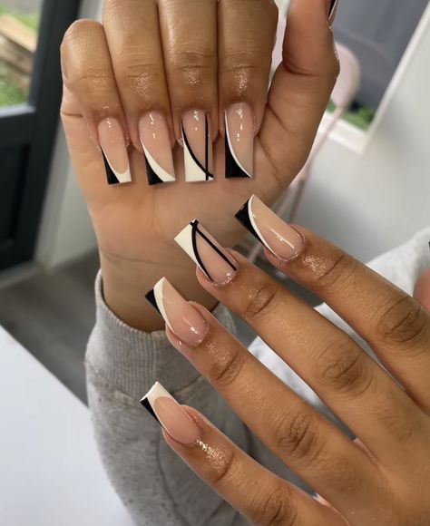 Simple Mom Nail Designs, Modern French Nails Square, Minimalist French Tip Nails Coffin, Outlined French Tip Nails Square, Nail Designs Square Medium, Abstract French Tip Nails Square, Line Art On Nails, Nude Nails With Nail Art, Black Outline French Tip Nails Coffin