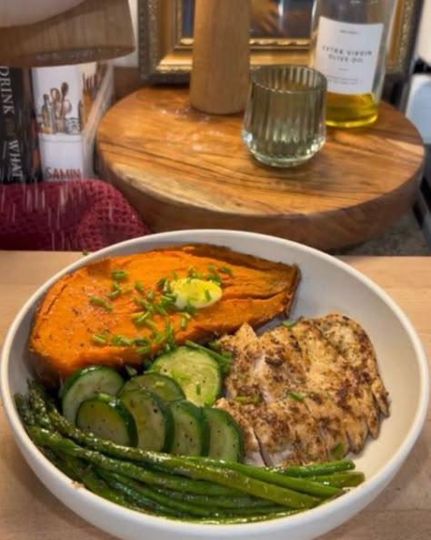 Low Carb Aesthetic, Asparagus Zucchini, Clean Eating Guide, Chicken Roasted, Pan Seared Chicken, Seared Chicken, Roasted Sweet Potato, Roasted Asparagus, Healthy Food Dishes