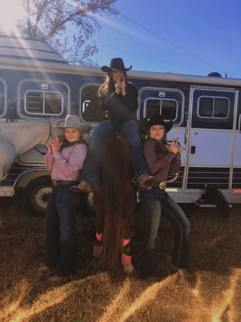 Rodeo Best Friend Pictures, Rodeo Friends Pictures, Horseback Riding With Friends, Rodeo Instagram Pictures, Rodeo Pictures Ideas, Country Best Friend Pictures, Rodeo Pics, Rodeo Pictures, Summer Rodeo