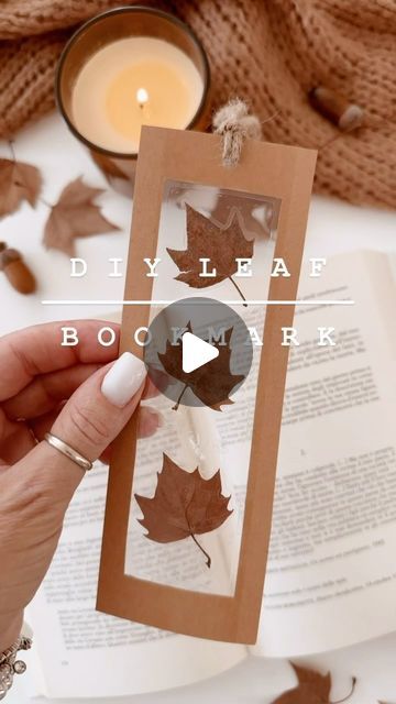 LAURA | NORDIC HOME & DIY on Instagram: "🍂Segnalibri a foglia 🍂 Un fai-da-te davvero semplice ma bellissimo. Ho usato delle piccole foglie raccolte in giardino Carta Kraft Nastro adesivo largo Nappa Perforatore Taglia il tuo segnalibro a misura. Puoi realizzarlo della dimensione che preferisci! Taglia la sezione centrale. Appoggia il nastro su un lato del segnalibro. Aggiungi le tue foglie. Appoggia un altro pezzo di nastro adesivo sopra per sigillare il segnalibro. Infine fai un buco e aggiungi la nappa eeee… Ta-da! Un bellissimo segnalibro autunnale🍂 #waitingforfall #myautumnalmagic #fallfestivities #almostautumn #fallismyfavorite #fallmood #fallingforfall #autumnaesthetic #autumnaesthetics #autumnalequinox #autumnwedding #autumnfoliage #autumnishere #autumnlover #autumnphotography Paper Lotus, Group Crafts, Diy Bookmarks, How To Make Bookmarks, Nordic Home, October 2, Mail Art, Paper Crafts Diy, Art Diy