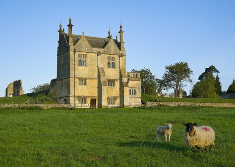 Counting sheep in lost dreams... by Saffron Blaze, via Flickr Jacobean Architecture, Culture Of England, Chipping Campden, Banqueting House, Rule Britannia, Storybook Homes, English Castles, Castle Mansion, West England