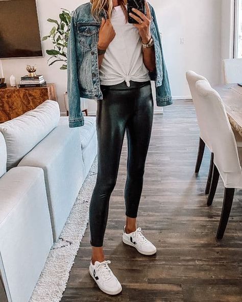 What to Wear With Leather Leggings: 20 Leather Leggings Outfit Ideas What To Wear With Leather Leggings, Shiny Leggings Outfit, Black Leather Leggings Outfit, Faux Leather Leggings Outfit, Outfits Leggins, Basket Veja, Leather Tights, Leggings Outfit Fall, Leggings Outfit Casual