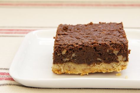 Pecan Shortbread Brownies | Bake or Break Shortbread Brownies Recipes, Shortbread Brownies, Yolk Recipes, Chocolate Pecan Pie Bars, Oatmeal No Bake Cookies, Pecan Shortbread, Brownies Recipes, Blondies Bars, Chocolate Chip Cake