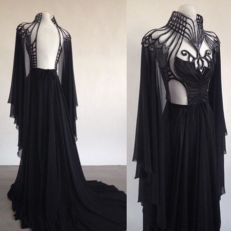 Evil Queen dress for some spooky halloween vibes 🕷👻🕷 It has seen some changes through time, first it was a dress, then it was a cape. Recently I added back the dress part. Now I'm quite happy with this dress/cape combo! For information on this design just mail to lindafriesen.info@gmail.com #evilqueen #darkenchantress #blackcouture #couture #hautecouture #tailormade #handsculpted #thermoplastic #blackchiffon #darkfairytale #darkqueen #lindafriesen #couturier Couture Dior, Fair Outfits, Ren Fair, Fantasy Dresses, Queen Dress, Fantasy Gowns, Cape Dress, Fantasy Dress, Fantasy Fashion