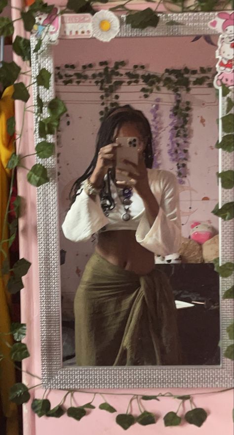 earthy, spiritual black girl, outfit, skirt , crystals Thrift Clothes Outfits, Earthy Aesthetic Outfits, Nature Aesthetic Green, Earthy Core, Erykah Badu Style, Thrifting Outfits, Outfits Long Skirt, Outfits Earthy, Black Woman Aesthetic