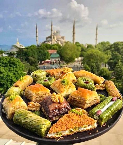 Turkish Food Traditional, Turkish Snacks, Turkish Dessert, Turkish Sweets, Pistachio Baklava, Turkish Baklava, Baklava Recipe, Visit Istanbul, Turkish Desserts