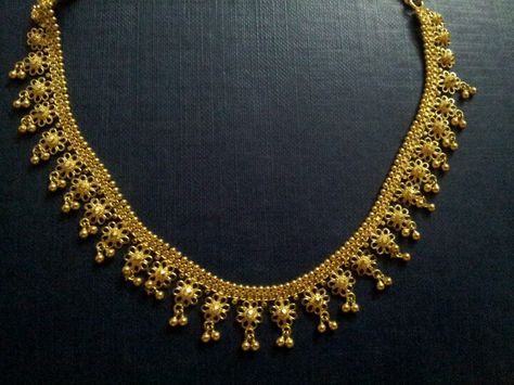 a pretty gold necklace with ghoonghrus !!! Short Gold Necklace, Pretty Gold Necklaces, Ruby Jewelry Necklaces, Maharashtrian Jewellery, Indian Gold Necklace, Pearl Earrings Designs, Indian Wedding Jewelry Sets, Gold Bridal Necklace, Jewel Design