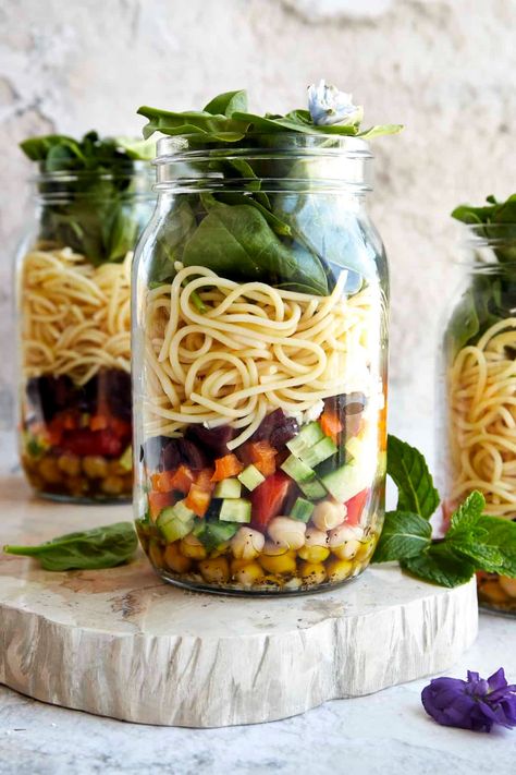 Learn how to make the best mason jar salad for a budget-friendly, filling, plant-based meal prep option to enjoy throughout the week! Creamy Chipotle Dressing, Spaghetti With Spinach, Salad Jar Recipe, Southwest Chicken Salad, Food Dolls, Jar Salad, Mason Jar Salad Recipes, Feta Chicken, Best Meal Prep