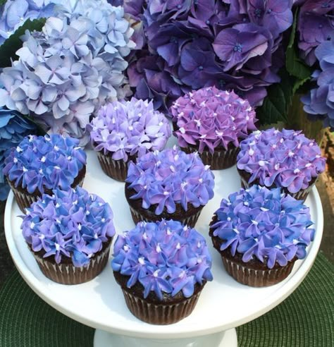 Hydrangea Cupcakes, Cupcakes Flores, Cupcake Decorating Tips, Cupcake Cake Designs, Floral Cupcakes, Beautiful Cupcakes, Cake Decorating Frosting, Gateaux Cake, Cupcake Bouquet