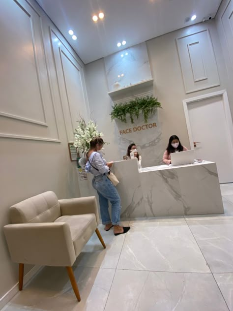 Spa Reception Design Waiting Rooms, Dentist Office Design, Esthetician Room Decor, Dental Office Design Interiors, Spa Room Decor, Spa Interior Design, Medical Office Design, Salon Suites Decor, Cabinet Medical