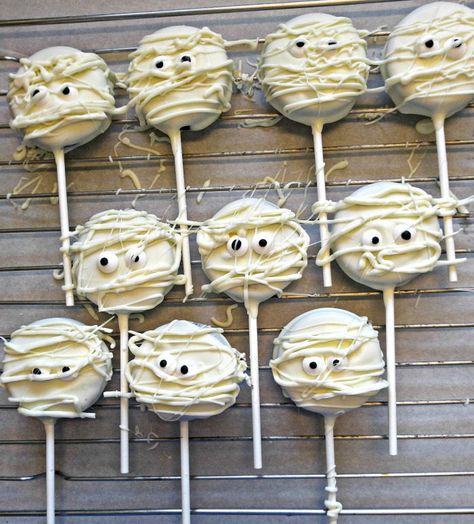 Creepy Snacks, Halloween Mummy Cookies, Cookie Pops Recipe, Spooky Desserts, Mummy Treats, Mummy Cookies, Oreo Cookie Pops, Halloween Candy Bar, Cake Batter Cookies