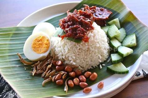 Nasi Lemak | 27 Reasons Singapore Is The Most Delicious Place On Earth Coconut Milk Rice, Masakan Malaysia, Malay Food, Malaysian Cuisine, Nasi Lemak, Singapore Food, Halal Recipes, Malaysian Food, Indonesian Food