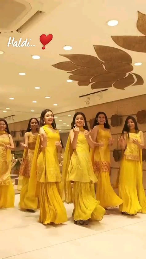 Sangit Outfit Ideas For Bride, Marriage Outfits For Women, Haldi Look For Bride Sister, Mehndi Function Dresses, Haldi Ceremony Outfit, Haldi Dress, Haldi Outfits, Simple Dance, Wedding Dance Songs