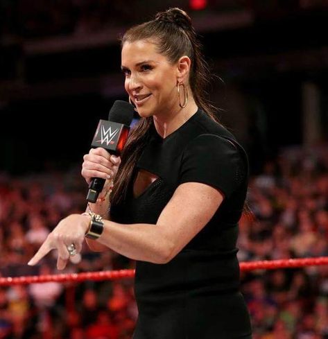 Wwe Money In The Bank, Contract Signing, Stephanie Mcmahon, Ronda Rousey, Money In The Bank, The Pen, Boss Lady, Wwe, Diva