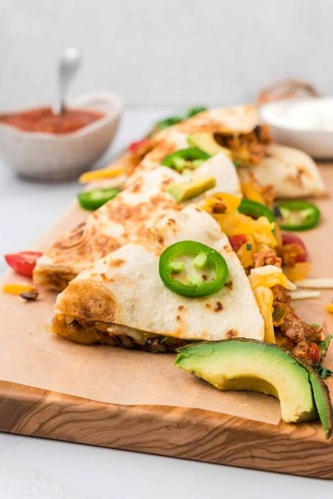 Ground Turkey Quesadillas, Turkey Quesadilla Recipes, Turkey Quesadilla, Lemon Garlic Pasta, Quesadilla Recipe, Deli Turkey, Easy Guacamole, Cheese Quesadilla, How To Cook Mushrooms