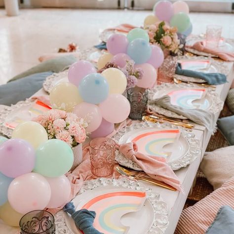 Craft an enchanting low table arrangement that will captivate your guests during the upcoming lunch. Adorn the tabletop with a sleek white tablecloth, complemented by a blush runner to infuse a delightful burst of color. Inject charisma into the setup by incorporating pastel balloons and exquisite flowers as the centerpiece. Present your display elegantly with the addition of white chargers and vibrant napkins, harmoniously paired with glasses and glistening gold cutlery in the place setting. Low Balloon Centerpieces, Balloon Table Runner, Pastel Table Setting, Balloon Table Decorations, Balloon Arrangement, Party Decorations Table, Flowers Balloons, Ideas For Events, Home Decor Photography