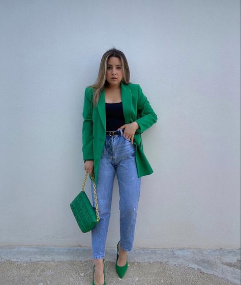 Green Blazer With Jeans, Outfit With Green Blazer, Faded Blue Jeans Outfit, Saco Verde Mujer Outfit Casual, Outfit Saco Verde, Outfits Con Blazer Verde, Blazer Verde Outfits Mujer, Converse Verdes, Look Blazer Verde