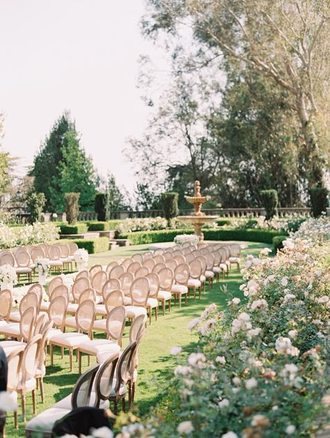 Las Vegas Wedding Inspiration, Greystone Mansion Wedding, Elegant Mansion, White Wedding Arch, Greystone Mansion, Courtyard Wedding, Dream Wedding Reception, Outdoor Wedding Inspiration, Wedding Reception Inspiration