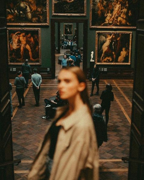 Museum Photography, Galleria D'arte, Shotting Photo, Foto Poses, Dark Academia Aesthetic, Academia Aesthetic, Jolie Photo, Photography Inspo, Aesthetic Photography