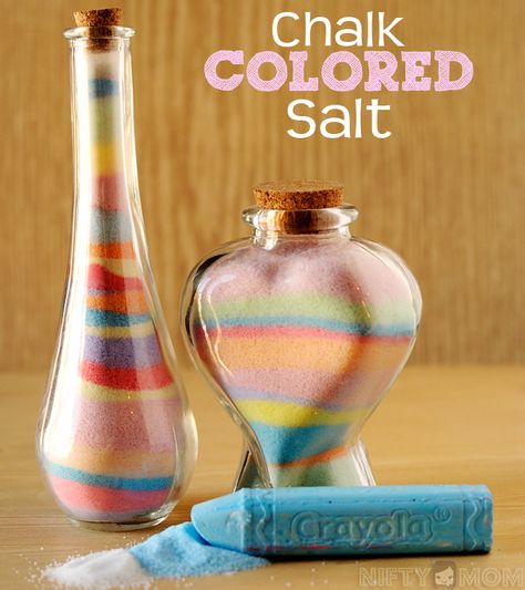 DIY Color Salt (with Chalk) for Faux Colored Sand - Do with the little ones for gifts! Diy Colored Sand, Colored Salt, Jars Crafts, Creative Craft Ideas, Sand Art Bottles, Diy Mothers Day, Salt Gifts, Wordless Book, Sand Gifts