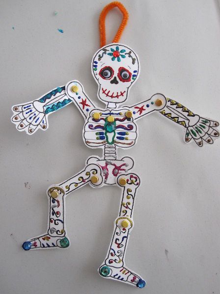 Add a little spooky fun into afternoon crafting with a sweet and simple slinky skeleton. Keep it classic and cool or add color and sparkle for some Dios De Los Muertos delights. Skeleton Craft, Afternoon Crafts, Den Mrtvých, Spanish Club, Easy Halloween Crafts, Fun Halloween Decor, Rainbow Crafts, Halloween Crafts For Kids, Pumpkin Crafts