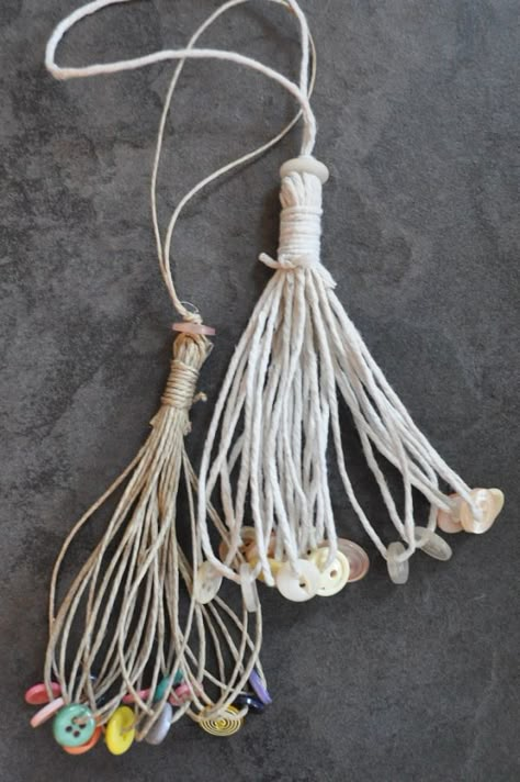 collier amusant (pompon de ficelle et boutons) Curtain Diy, Tassels Tutorials, Diy Tassel, Tassels Fashion, Button Art, Button Jewelry, Button Crafts, Sheer Curtain, Floral Patterns