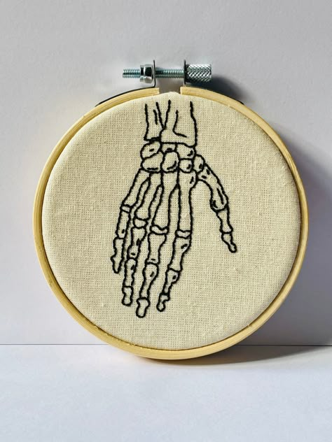 Human Body Embroidery, Anatomy Embroidery Patterns, Embroidery Bones, Embroidery Anatomy, Camera Embroidery, Medical Embroidery, Anatomy Embroidery, Goth Patches, Bone Anatomy