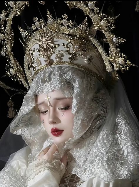 Angel Halloween Costumes, Creepy Images, Alien Creatures, Fashion Photography Poses, Human Poses, Chinese Wedding, Ethereal Art, Art Inspiration Painting, Pose Reference Photo