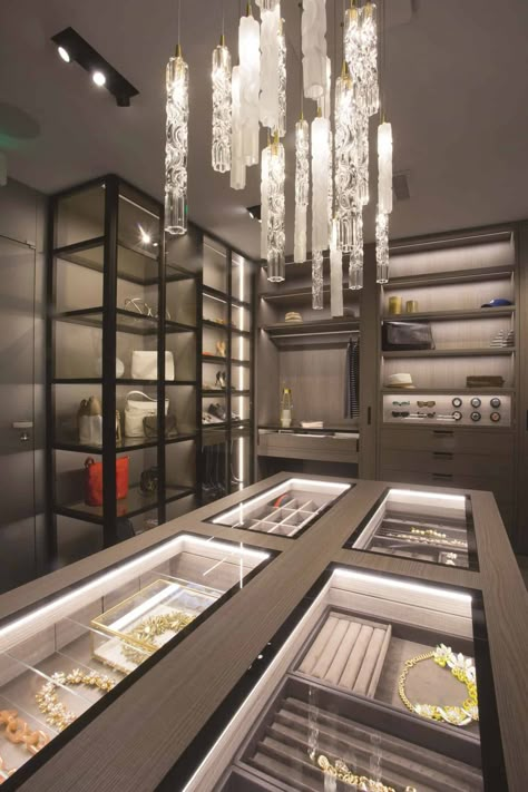 Luxury closet mansions