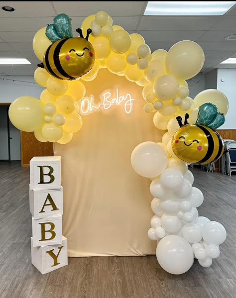 Bumble Bee Balloon Arch, Honey Bee Baby Shower Ideas Boy, Baby To Bee Shower Ideas, Bumble Bee Baby Shower Ideas Decoration, Sunflower Baby Shower Ideas, Baby Shower Ideas Decoracion, Baby Shower Winnie Pooh, Bumble Bee Gender Reveal, Bee Themed Gender Reveal