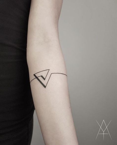 Quelle est la signification du tatouage triangle ? Tatuagem Masculina Pequena, Tattoos Simple, Shape Tattoo, Triangle Tattoos, Muster Tattoos, Cat Tattoos, Geometric Tattoo Design, Tattoos Geometric, Initial Tattoo