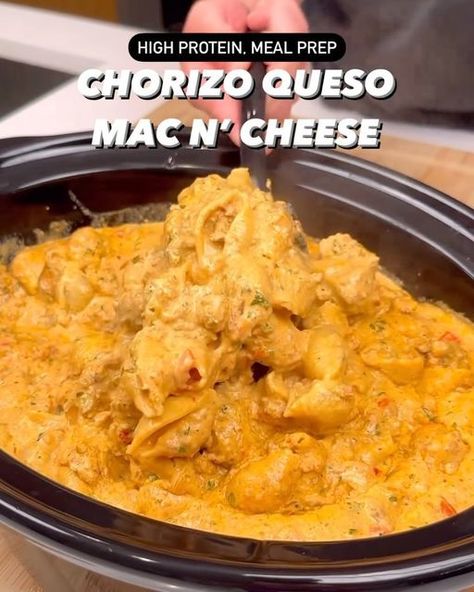 High Protein Recipes for Gymrats on Instagram: "Eat or Pass? 👇  Chorizo Queso Mac n’ Cheese By @stealth_health_life   Per serving (makes 10) 600 Calories 45g Protein 58g Carbs 20g Fat  Ingredients: 32oz 93% ground beef 8oz pork chorizo  Spice blend: 1 Tablespoon coarse salt 1 Tablespoon ground paprika 1 tablespoon ground oregano 1 teaspoon ground cumin 1.5 teaspoon ground black pepper  120g red enchilada sauce 14oz (400g) can of fire roasted tomatoes 2 tablespoons garlic purée 1 tablespoon chipotle peppers 1 tablespoon adobo sauce 3 tablespoons apple cider vinegar  2 orange bell peppers 2 red bell peppers 1 onion Bake at 400, 20-25 mins  Slow cooker instructions: High: 2-3 hours OR Low: 3-4 hours  672g pasta, cooked to 50% (Aka, cook for half the time shown on the box)  Blended Queso Sauc High Protein Goulash, Stealth Health Life Recipes, Chorizo Mac And Cheese Recipes, Stealth Health Recipes, Chorizo Mac And Cheese, High Protein Taco Mac And Cheese, Chorizo Queso Mac And Cheese, Onion Bake, Chorizo Pasta Recipes