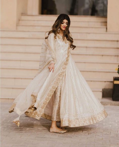 Latest maxi design 2022 Maxi Designs Pakistani, Jeans Casual Outfit, Casual Outfit Summer, Desi Wedding Dresses, Maxi Design, Outfits For Fall, Bridal Dresses Pakistan, Outfit Autumn, Pakistani Wedding Outfits