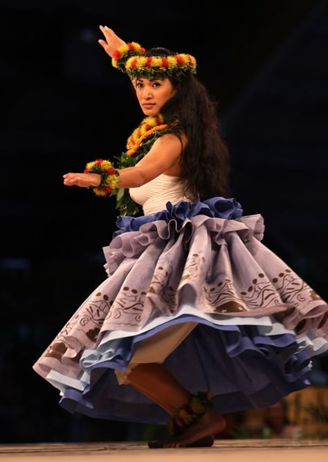 Hula Kahiko, Merrie Monarch Festival, Tahitian Costumes, Ori Tahiti, Polynesian Dance, Hawaiian History, Hawaii Hula, Hawaiian Dancers, Polynesian Art