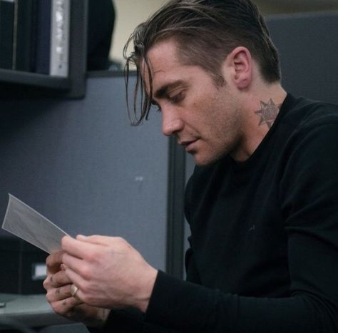 Jake Gyllenhaal as detective Loki in Prisoners Jake Gyllenhaal Tattoo, Jake Gyllenhaal Prisoners, Detective Loki, Jake Gyllenhaal Movies, Jake G, Denis Villeneuve, Maggie Gyllenhaal, Donnie Darko, Corte De Cabelo Masculino