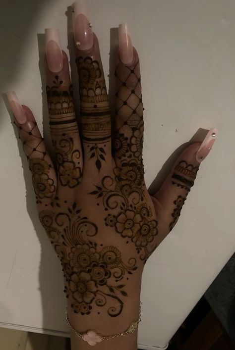 Cute Henna Designs Flower, Henna Tattoo Dark Skin, Hot Henna Designs, Henna Ink Tattoo, Big Henna Designs Leg, Henna Tattoo Designs Guys, Short Henna Designs, Henna Dark Skin, Heena Mehendi Designs Arabic