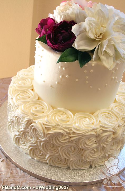 Butter Cream Wedding Cake, Kue Fondant, Cream Wedding Cake, 50th Wedding Anniversary Cakes, Cream Wedding Cakes, 50th Anniversary Cakes, Wedding Anniversary Cakes, Birthday Cake With Flowers, Cream Wedding