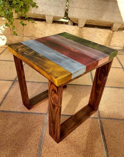 Kitchen Funky, End Tables Diy, Kursi Bar, Tables Kitchen, Wooden Pallet Furniture, Diy End Tables, Diy Sofa Table, Diy Patio Furniture Cheap, Wooden Pallet Projects