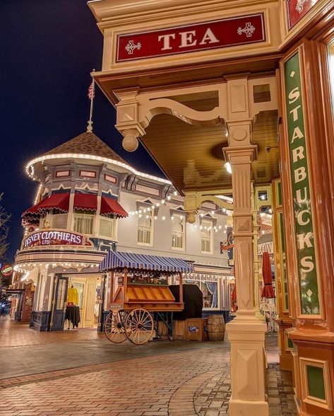 Disneyland at night Disneyland At Night, Disneyland Main Street, Fantasy Story Ideas, Disneyland Rides, Planet Coaster, Mid Afternoon, Stay Awake, Main Street Usa, Power Nap